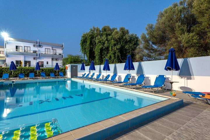 Appart’hôtel pour 4 personnes, avec terrasse et piscine ainsi que jardin et vue, animaux acceptés