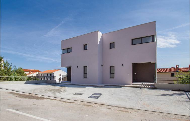 Spacious 150m² Apartment with Pool & 600m to Beach in Rabac, Labin-Rabac