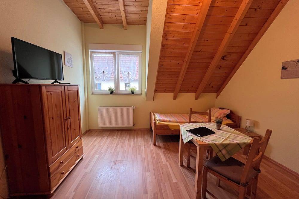 Ganze Wohnung, Gemütliches Dachgeschoss mit 2 Zimmern, Küche und Bad für 2-4 Personen in Bad Homburg, Hochtaunuskreis