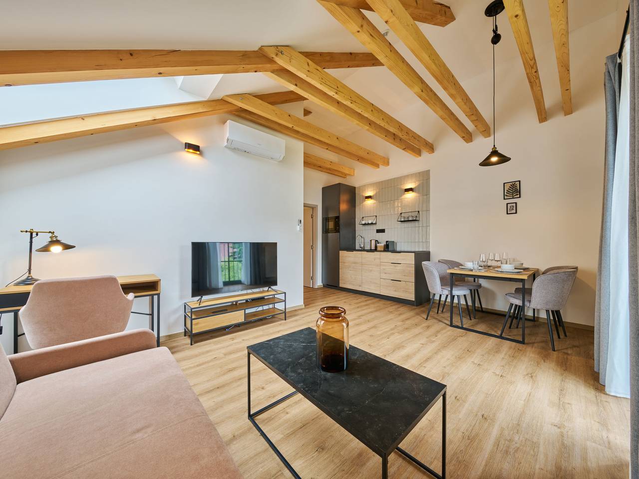 Ganze Wohnung, Luxury Mountain Attic with Ac & Netflix in Černý Důl, Region Trautenau