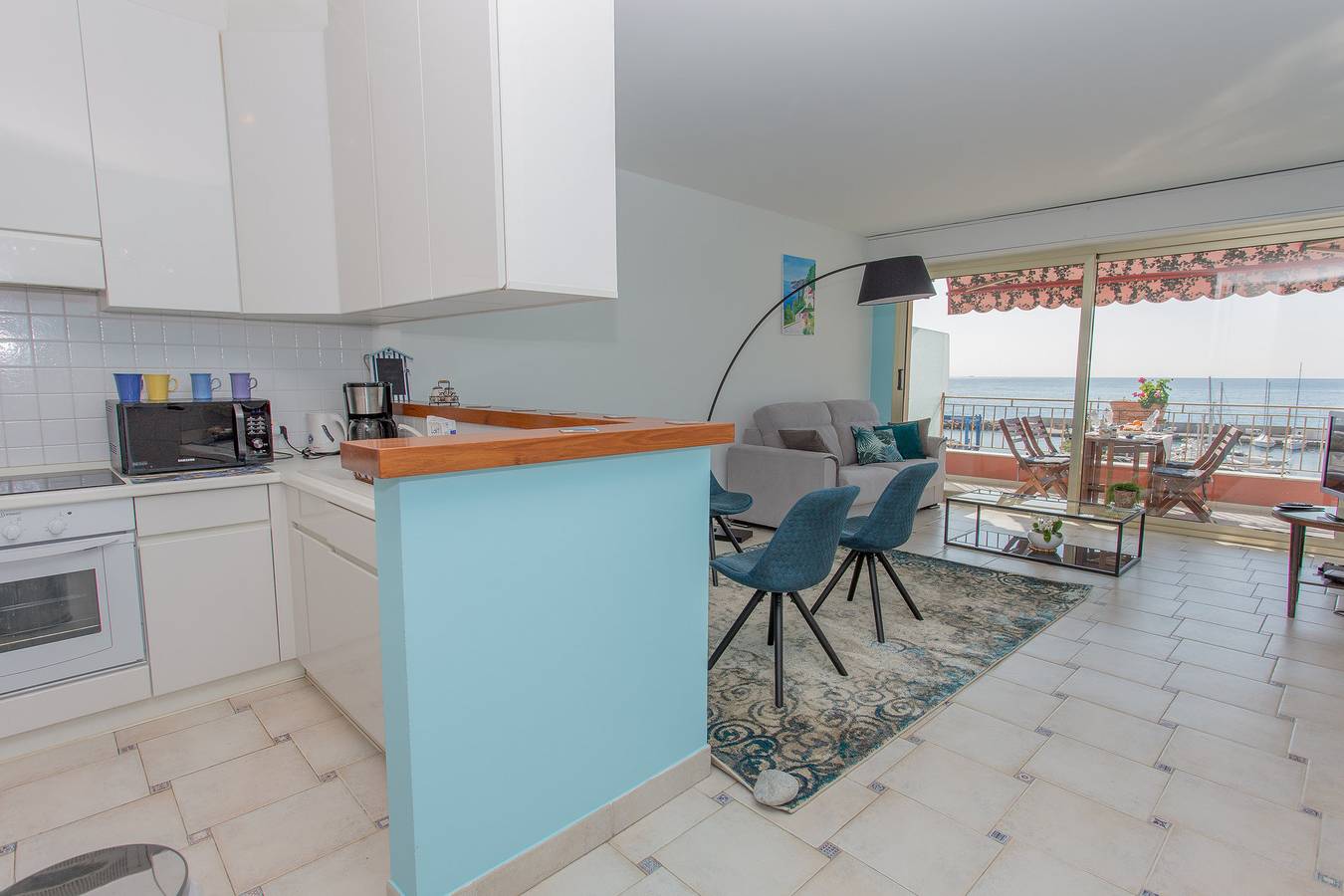 Entire apartment, Giotto - Magnificient 3 rooms facing sea and port with terrace (18Gp) in Menton, Nice region