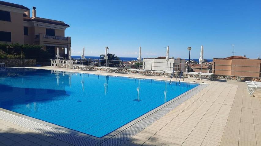 Ferienwohnung für 4 Personen, mit Balkon und Pool sowie Ausblick in Pietra Ligure Gemeinde