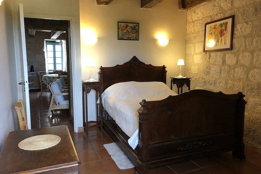 Dans un village classé, maison à colombage donnant sur un vallon boisé in Montjoi, Quercy
