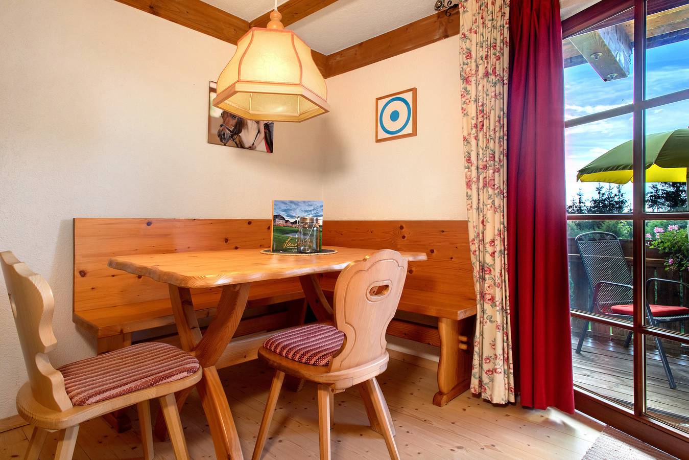 Zimmer 'Junior Suite 2' mit Bergblick, Gemeinschaftsgarten und Wi-Fi in Friedrichshafen, Region Bodensee-Oberschwaben