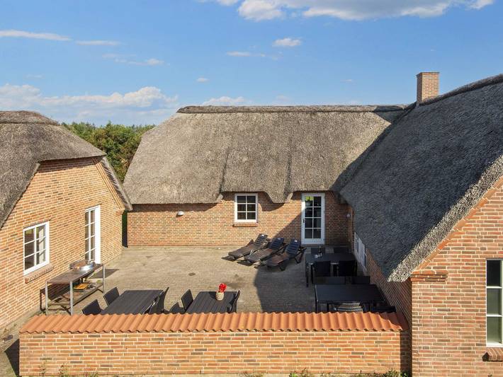 Ferienhaus für 18 Personen, mit Terrasse und Pool in Vedersø Klit