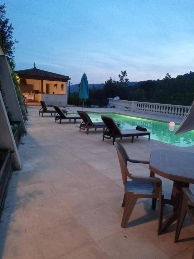 Location de vacances pour 6 personnes, avec piscine et jardin à Le Tignet