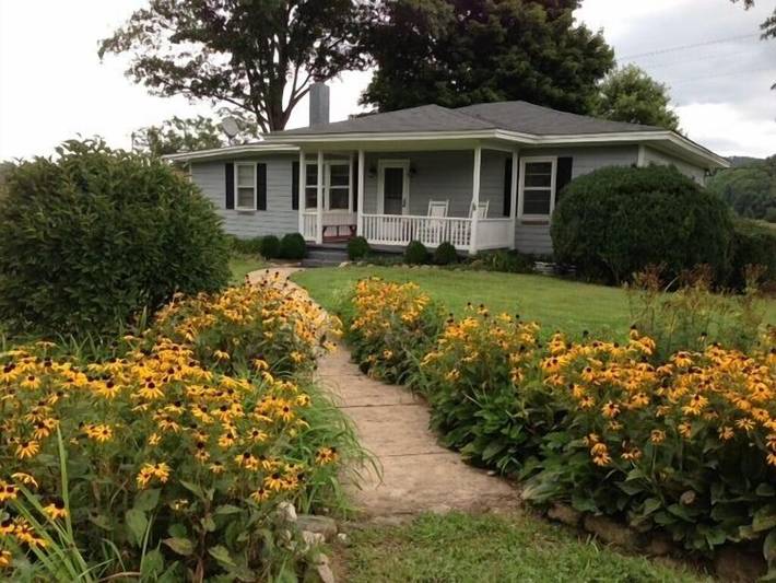 Barn for 8 people, with yard in Wintergreen