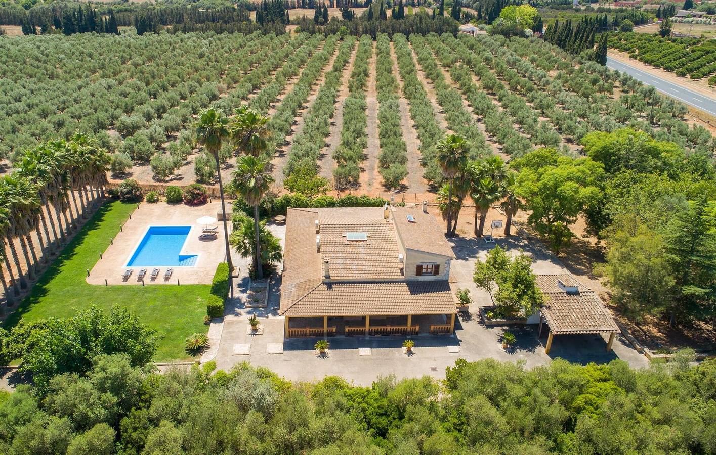 Ultimate Vacation Oasis with Pool and Kitchen in Llubí, Majorca Center