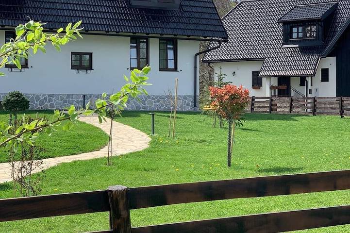 Perfect 1-bedroom hotel with AC in welcoming Plitvica Selo in Smoljanac, Plitvicer Seen