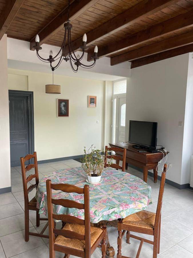 Location de vacances pour 2 personnes, avec terrasse et jardin à Javerlhac-et-la-Chapelle-Saint-Robert - 2