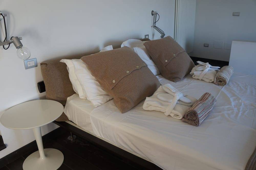 Entire apartment, Grand palazzo apartment nestled in a medieval hilltop town by the Adriatic coast in Città Sant'Angelo, Città Sant'Angelo region