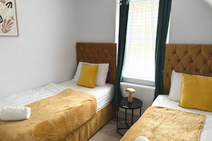 Ganze Wohnung, Elegant Retreat 6 Mins Drive from Ferry + Parking in Dover, Kent
