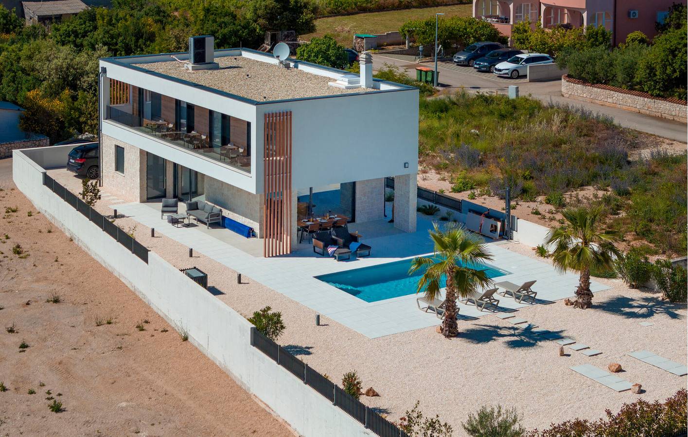 Reizendes Apartment mit Meerblick, Pool, Terrasse und WLAN – 1 km vom Strand entfernt in Vodice, Šibenik-Knin