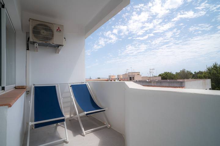 Apartamento entero, Apartamento 'Mirada I' con vistas despejadas, Wi-Fi y aire acondicionado in Es Pujols, Formentera