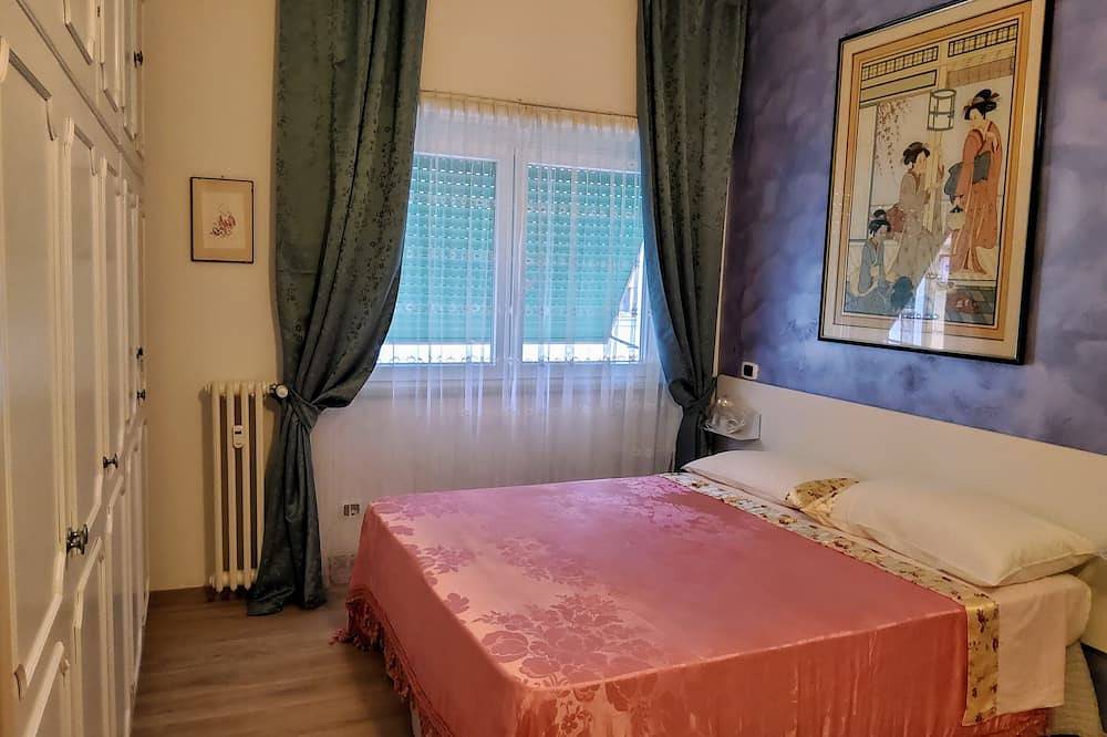 Ganze Wohnung, Courtyard view apartment (in B & B) has other rooms if desired  in Ostia, Rom