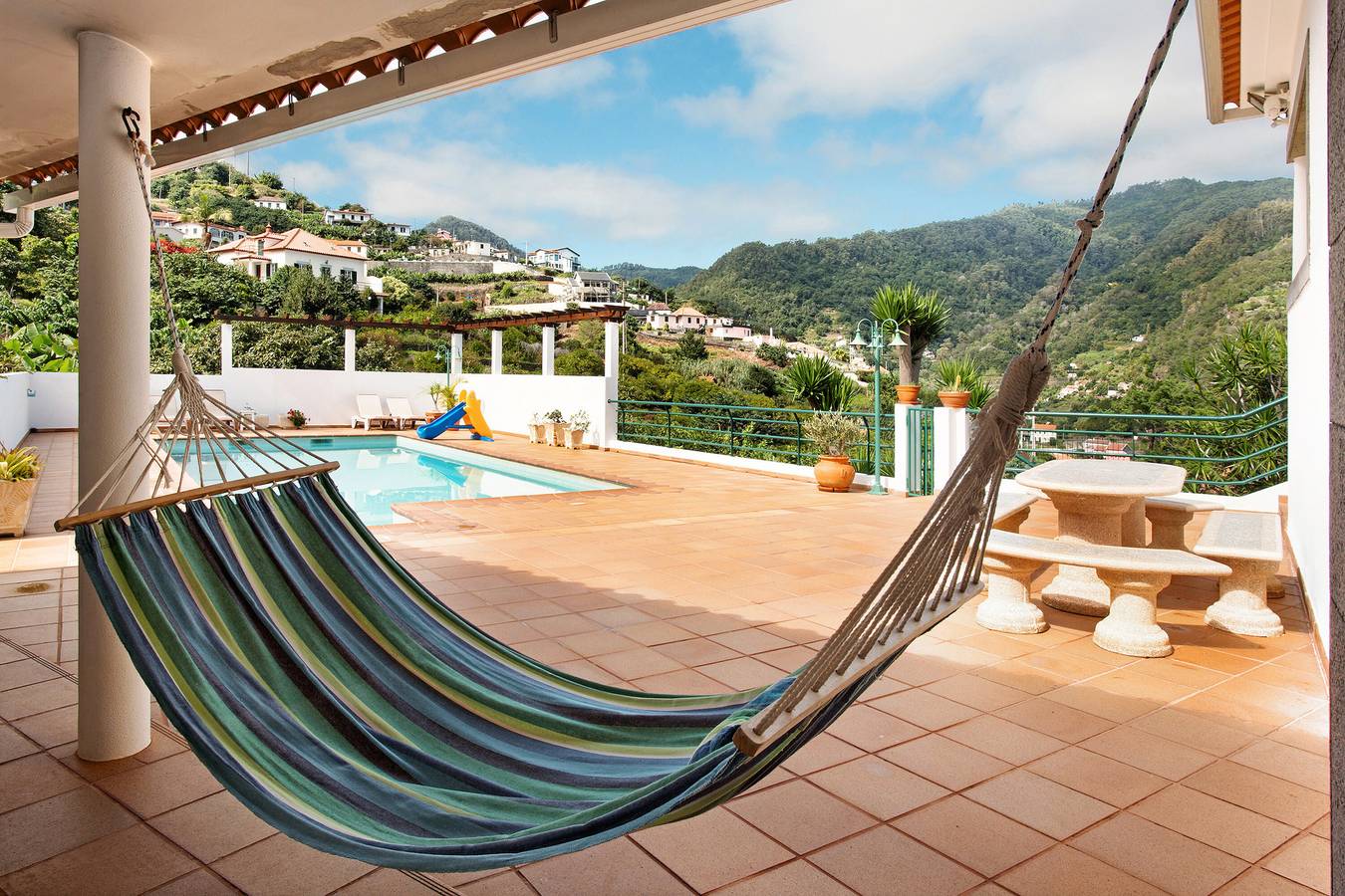 Ferienhaus 'Traveller's House' mit Bergblick, Gemeinschaftspool und Wlan in Machico, Madeira