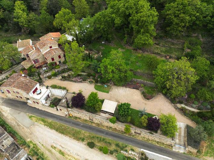 Gîte pour 5 personnes, avec Balcon et Terrasse ainsi que Jardin et Piscine à Camplong (Hérault)