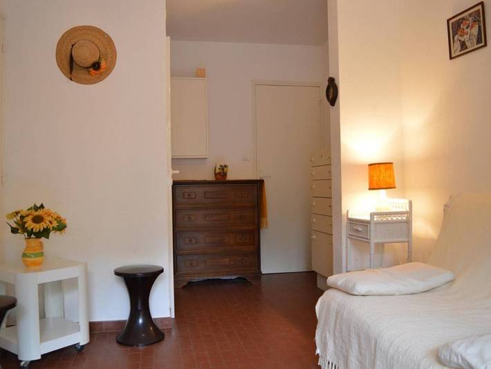 Apartamento entero, Estudio tranquilo cerca de la playa con terraza y parking in Le Lavandou, Parque nacional Port-Cros