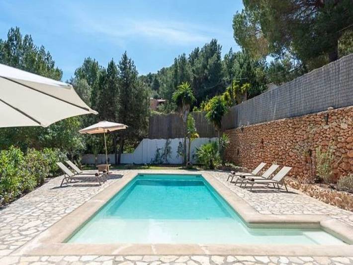 Cheap villa for 4 people, with pool and garden in Ibiza