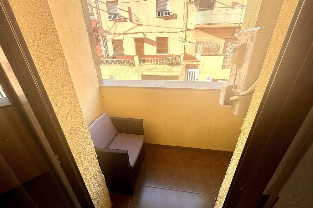 Apartamento entero, Acogedor loft a 20min de la playa con balcón y cocina in Mataró, Costa del Maresme