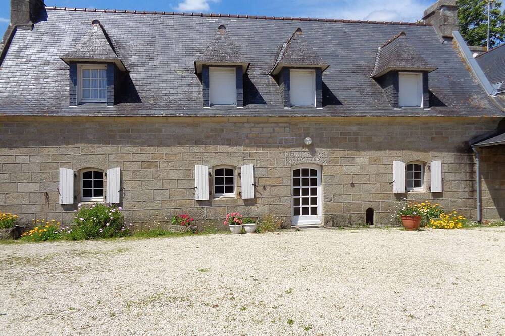 Ancien corps de ferme,  avec jardin , proche de la mer. in Plobannalec-Lesconil, Côte de Cornouaille