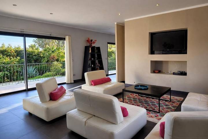 Location de vacances pour 12 personnes, avec piscine ainsi que vue et jardin à Castellare-di-Casinca