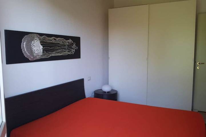 Ganze Wohnung, Atemberaubender Drei-Zimmer-Seeblick in einer Residenz mit drei Swimmingpools und 36.000 m2 Grünfläche in Manerba del Garda, Gardasee-Berge