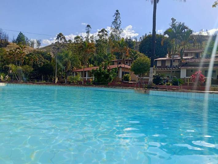 Casas e apartamentos de temporada para 6 pessoas, com balcão e jardim e ainda vista and piscina em Amparo