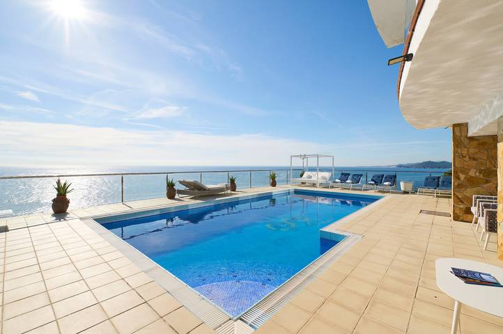 Villa für 12 Personen, mit Whirlpool und Terrasse sowie Sauna in Lloret de Mar