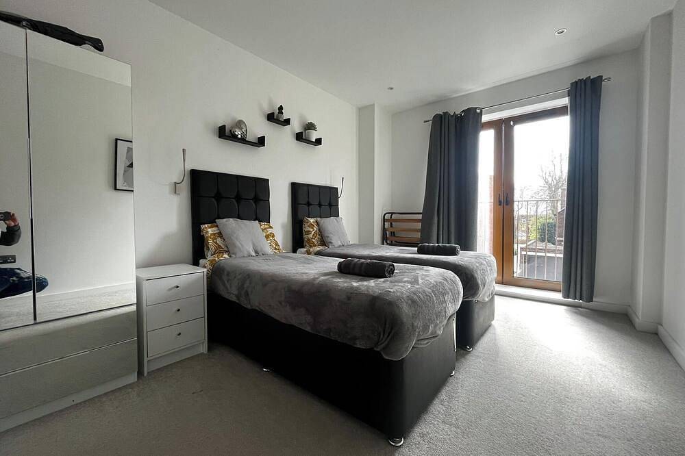 Entire apartment, Grosvenor Rd - 2-Bedrooms - Sleeps 5 - Parking in Hertfordshire