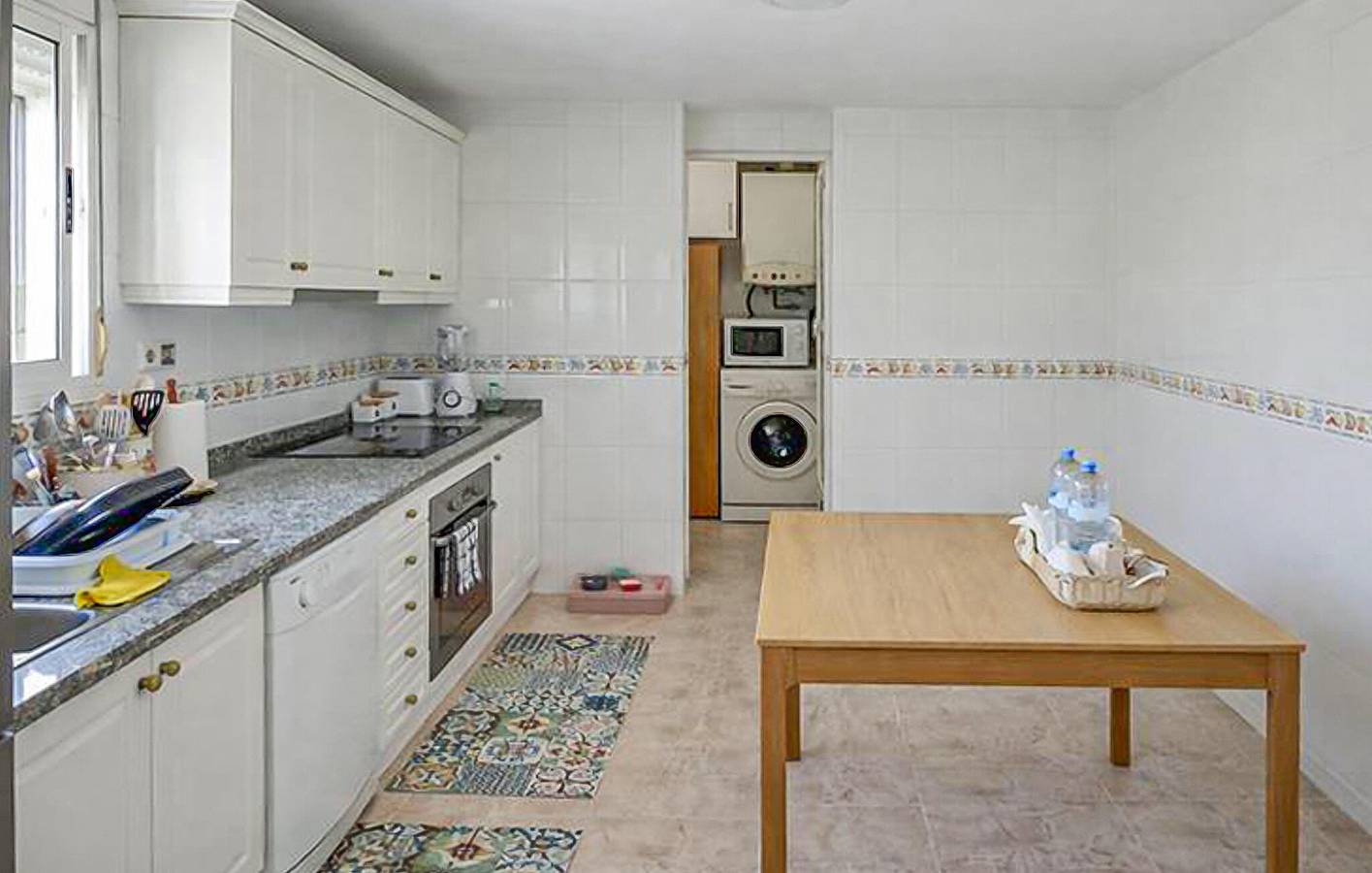 Entire holiday apartment, Cozy Beachside Apartment with Pool & Parking in El Barrio, San Juan Playa