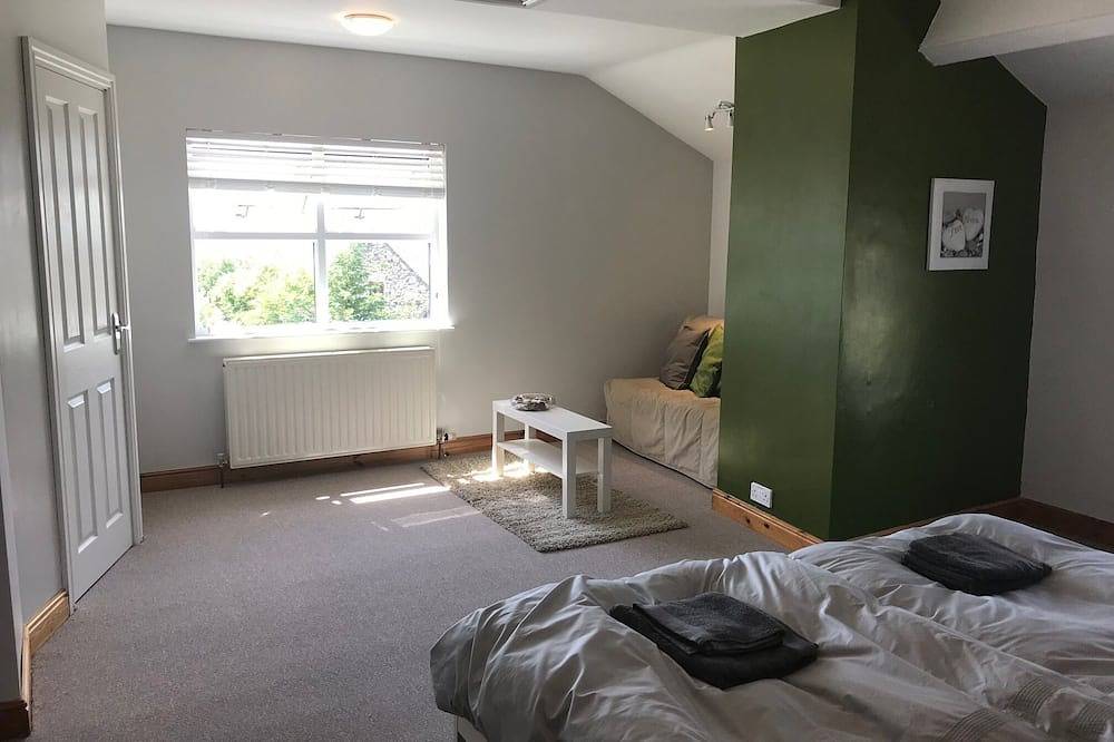 New, Quiet rural location, large enclosed garden,log burner, access to Kendal in Kendal, Lake District