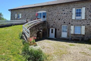 Gîte pour 11 personnes, avec sauna ainsi que jardin et jacuzzi à Saint-Jeures