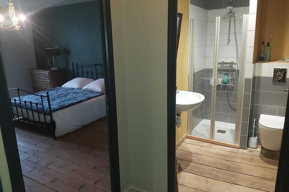 Chambre d'hôtes des Marchands in an old village hotel dating from 1934 in Monthureux-sur-Saône, Neufchateau