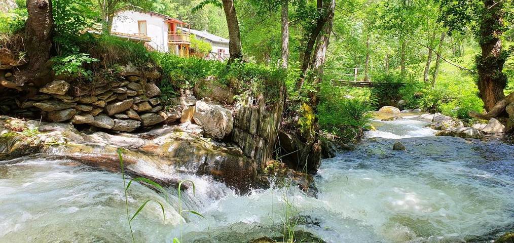 Location de vacances pour 14 personnes, avec Balcon et Terrasse ainsi que Jardin et Vue à Nohèdes