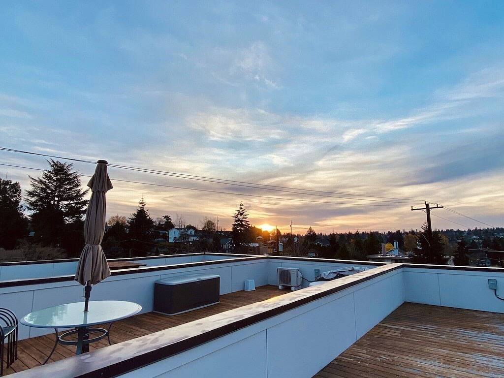Spacious & Elegant Seattle Gem Private Rooftop Retreat in West Seattle, Seattle