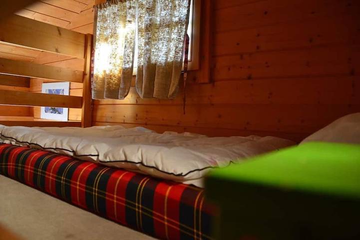 Aussen : chalet in Chandolin, für 4-6 Personen, Balkon, Terrasse, Wiese mit Gartenmöbelninnen : 72 q in Chandolin, Anniviers