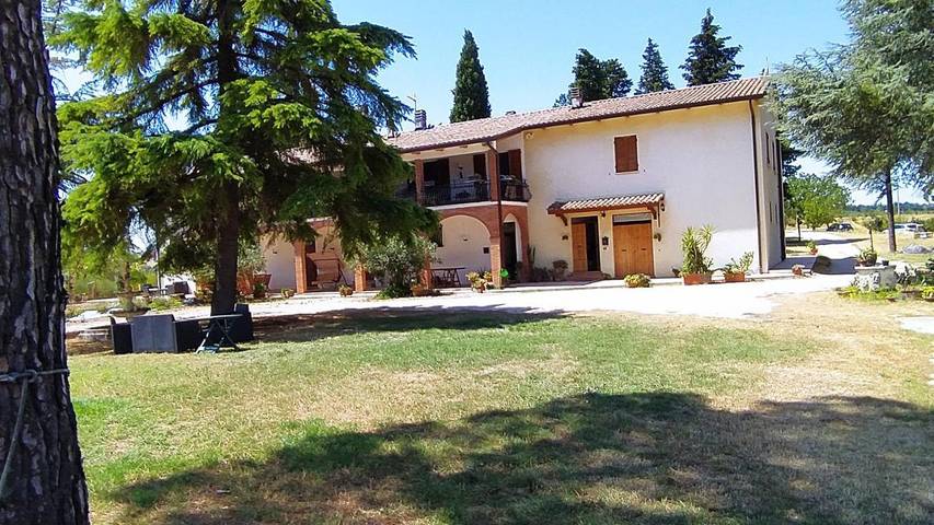 Agriturismo per 4 persone, con giardino e panorama a Torgiano