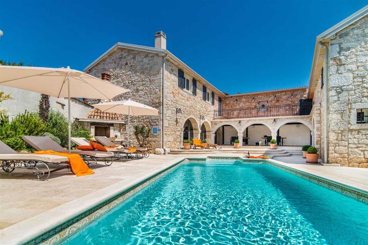 Ferienhaus für 8 Personen, mit Balkon und Balkon/Terrasse sowie Terrasse und Garten in Porec und Umgebung