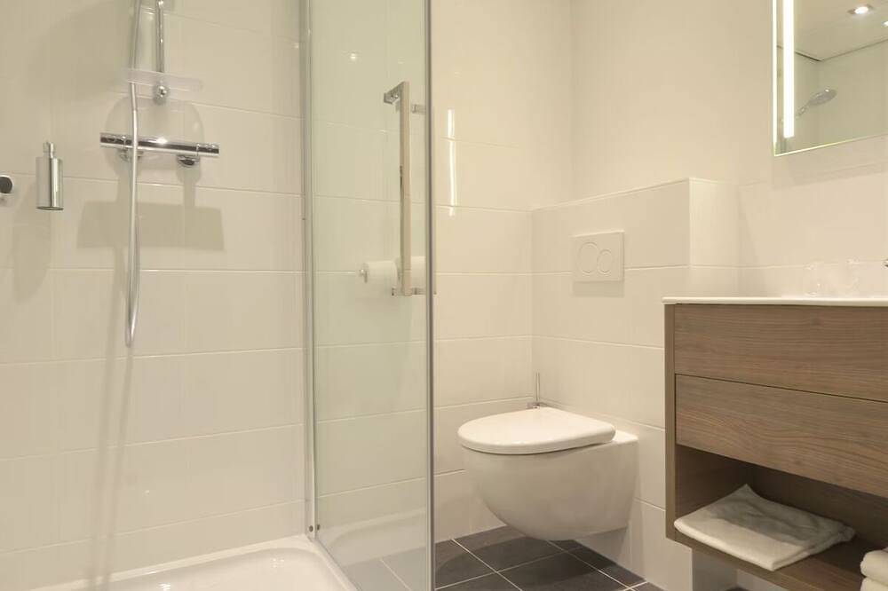 Relax with Lake Views and Visit Jheronimus Bosch Art Center Nearby! in Noord-Brabant