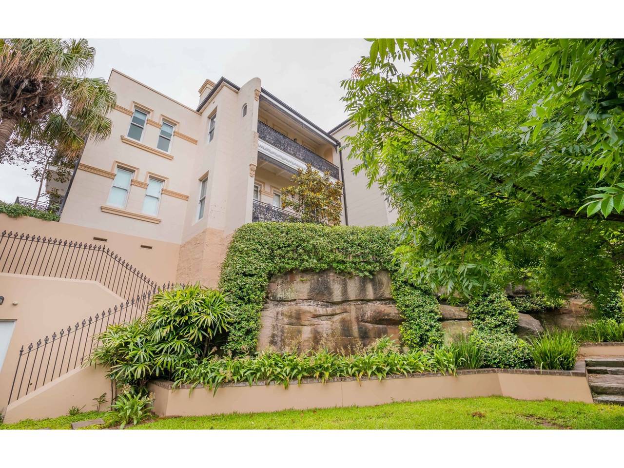 Entire studio, Renovated studio in bohemian area close to city in Glebe, Sydney