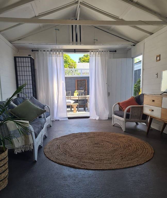Private cottage, dog friendly, close to beach, shops, bush walks, fishing, more in Ettalong Beach, New South Wales