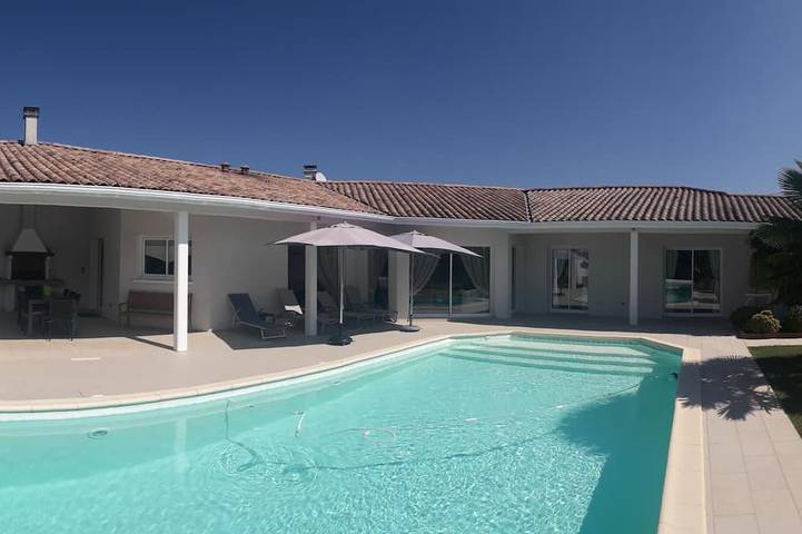 Gîte pour 8 personnes, avec terrasse et jardin à Le Temple