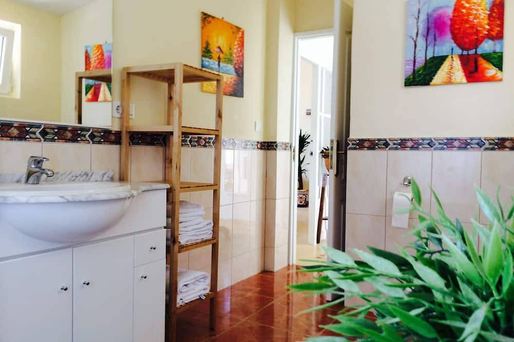 Beautiful apartment 98 sqm with sea view 2 bedrooms, balcony + terrace, pool, free wifi in Arona, South Tenerife