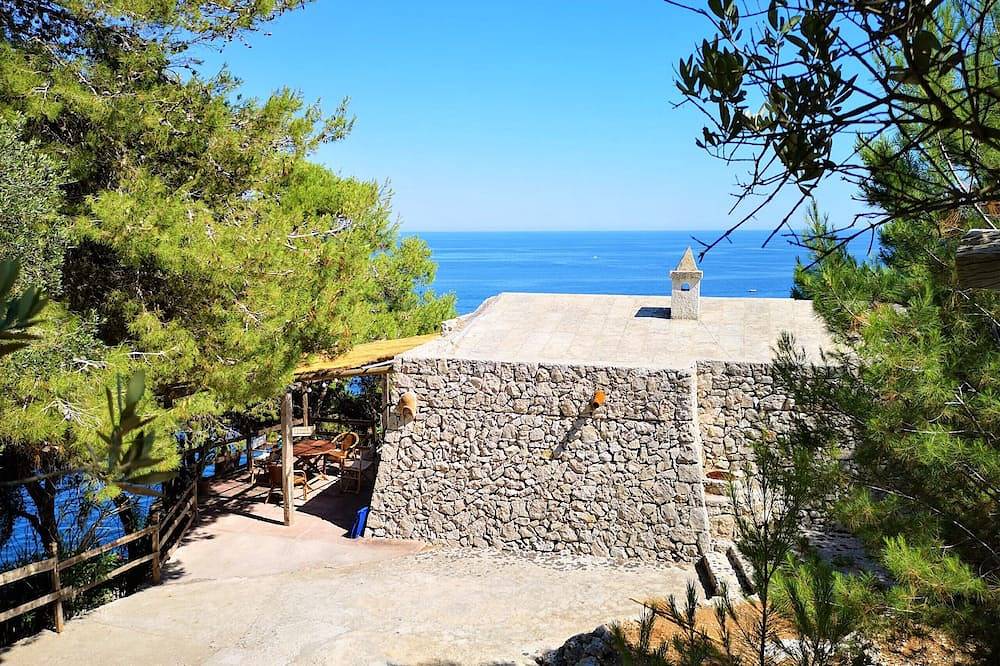 Charming stone trullo with sea access (house F) in Castro (Lecce), Lecce Province