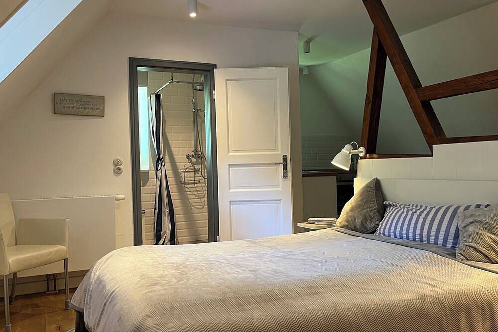 Ganze Wohnung, Warft Simmerdeis/ Apartment 1 im Reetdachhaus mit parkartigem Garten in Oldenswort, Eiderstedt