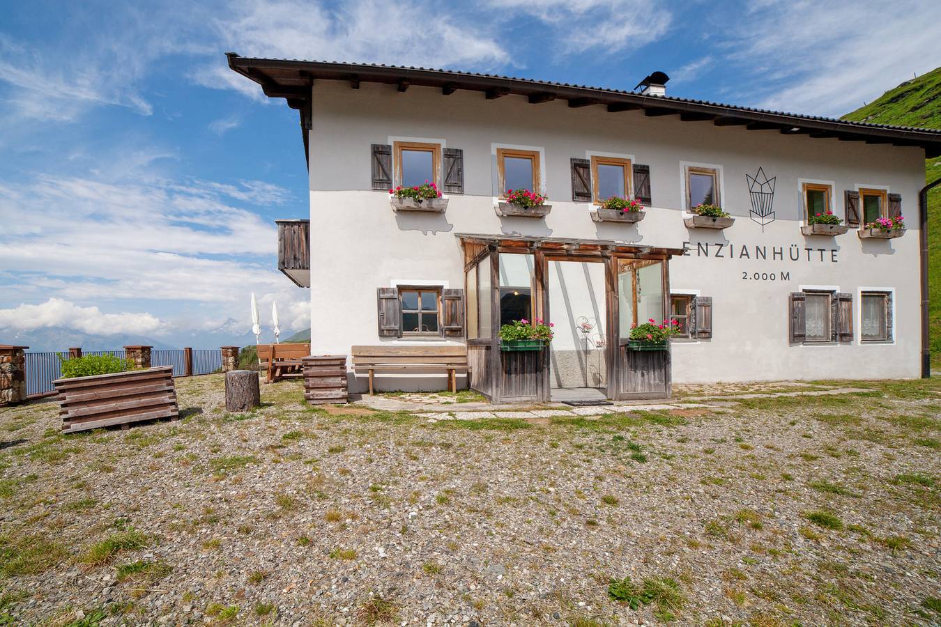 Ferienhaus "Enzianhütte" mit Bergblick, 3 Balkonen und Gemeinschaftsterrasse in Walten, St. Leonhard in Passeier