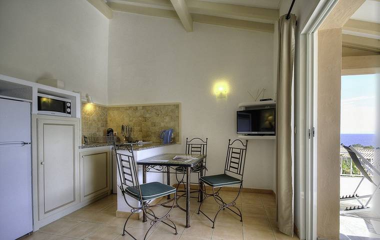 Gîte pour 3 personnes, avec Jacuzzi et Terrasse ainsi que Jardin et Piscine en Corse-du-Sud - 3