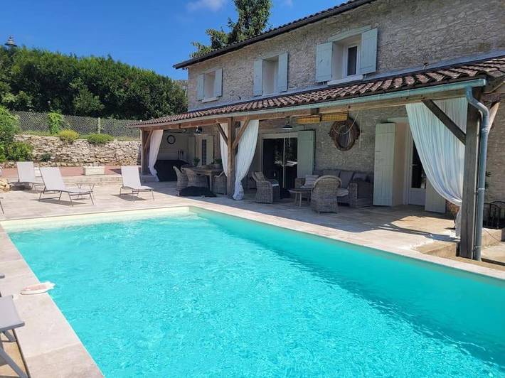 Location de vacances pour 7 personnes, avec Terrasse ainsi que Jardin et Piscine à Savignac-les-Églises