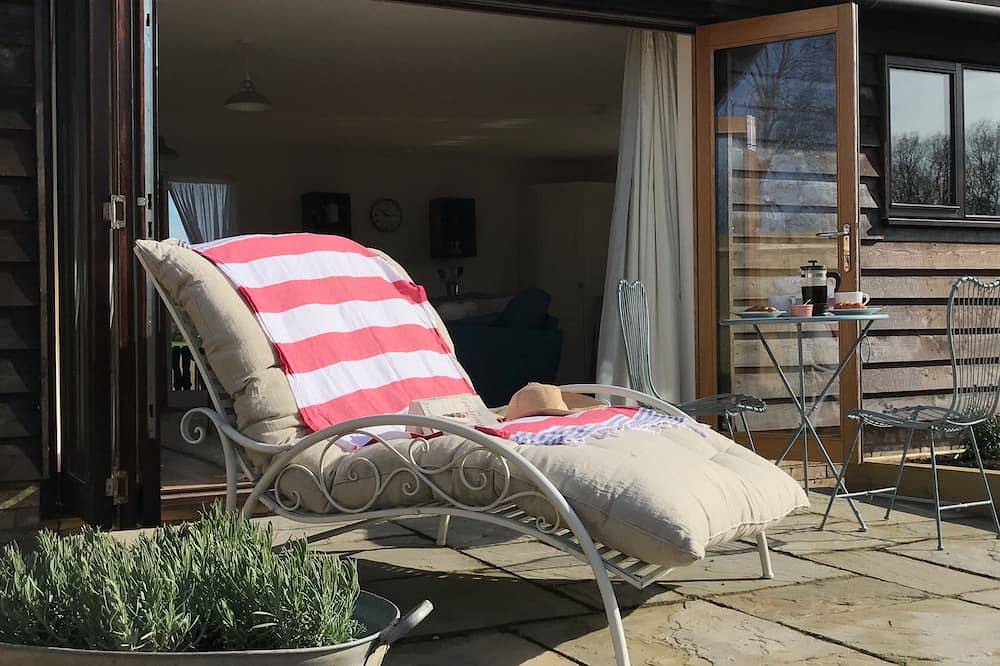 Romantic retreat in the hop fields of Kent, with great sightseeing in Tenterden, Ashford region